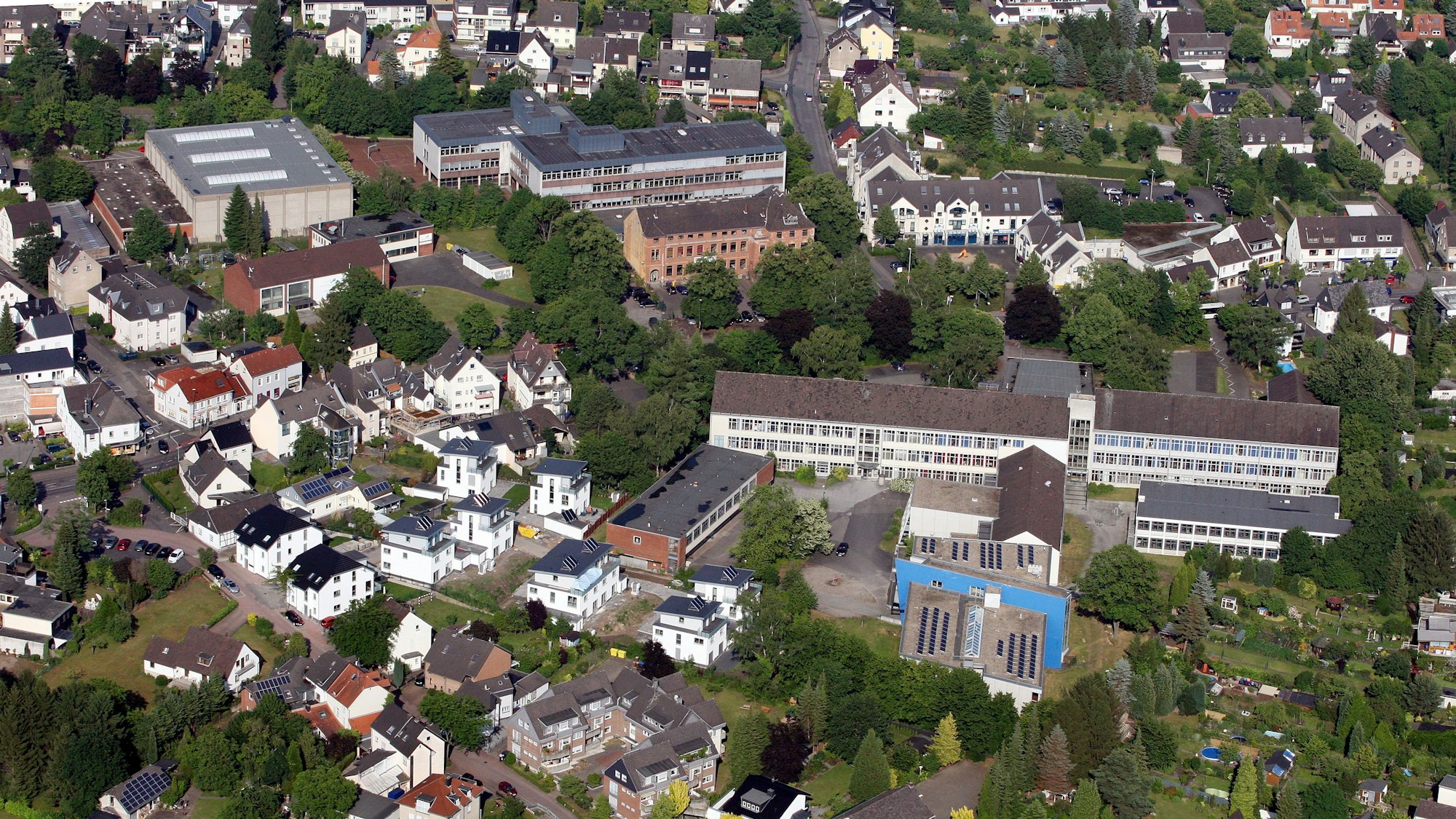 Luftbild aus 300 bis 400 Metern Höhe von den Berufskollegs und der umgebenden Bebauung in Bergisch Gladbach-Heidkamp.