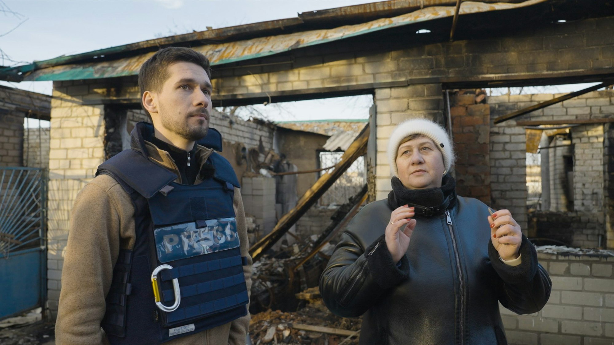 ARD-Korrespondent Vassili Golod steht während einer bei Recherchereise neben Viktoria. Die Frau lebte 15 Kilometer entfernt von der Grenze zu Russland, den Kontakt zu ihren Verwandten dort hat sie abgebrochen.