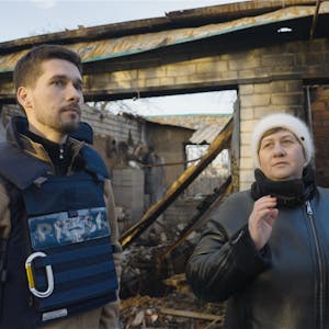 ARD-Korrespondent Vassili Golod steht während einer bei Recherchereise neben Viktoria. Die Frau lebte 15 Kilometer entfernt von der Grenze zu Russland, den Kontakt zu ihren Verwandten dort hat sie abgebrochen.