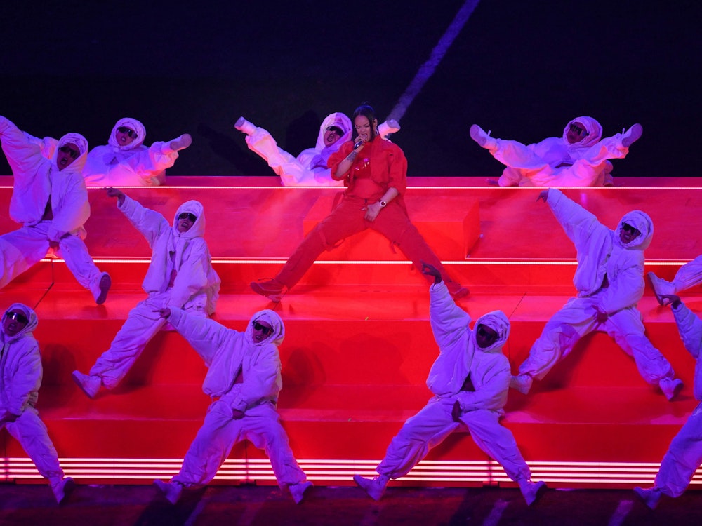 Rihanna und ihre Tänzer bei der Halftime-Show während des Super Bowls.