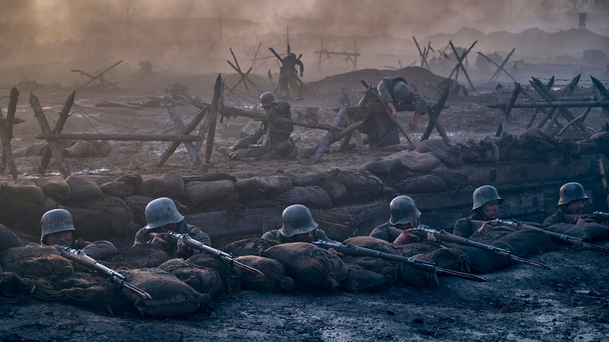 Eine Filmszene: Soldaten liegen mit angelegten Gewehren in einem Schützengraben.
