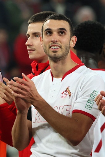 Ellyes Skhiri applaudiert den Fans nach dem 3:0-Sieg des 1. FC Köln gegen Eintracht Frankfurt.