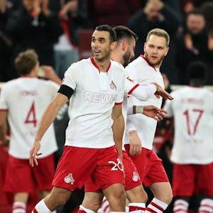 Torschütze Ellyes Skhiri (v.l.), Sargis Adamyan und Benno Schmitz jubeln über den Kölner Treffer zum 3:0-Endstand gegen Frankfurt.