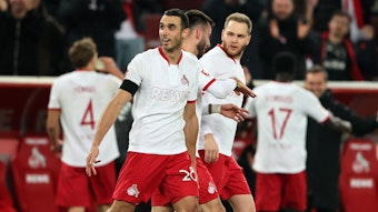 Torschütze Ellyes Skhiri (v.l.), Sargis Adamyan und Benno Schmitz jubeln über den Kölner Treffer zum 3:0-Endstand gegen Frankfurt.