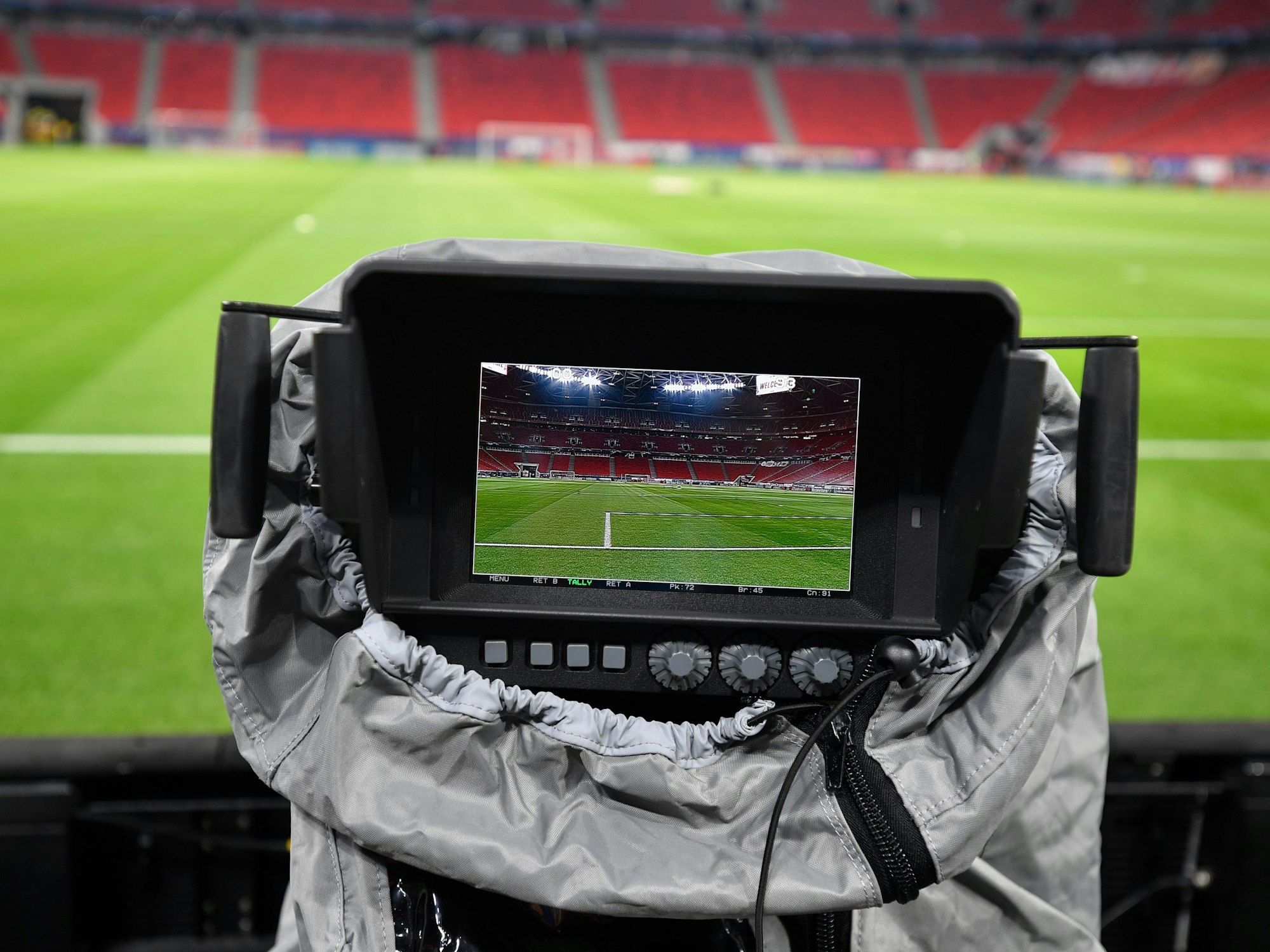 Eine TV-Kamera im Stadion.