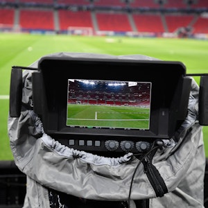 Eine TV-Kamera im Stadion.