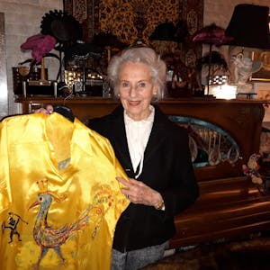 Melitta Erven hält die gelbe Bluse hoch, die Wolf Vostell für sie karnevalistisch bemalt hat.