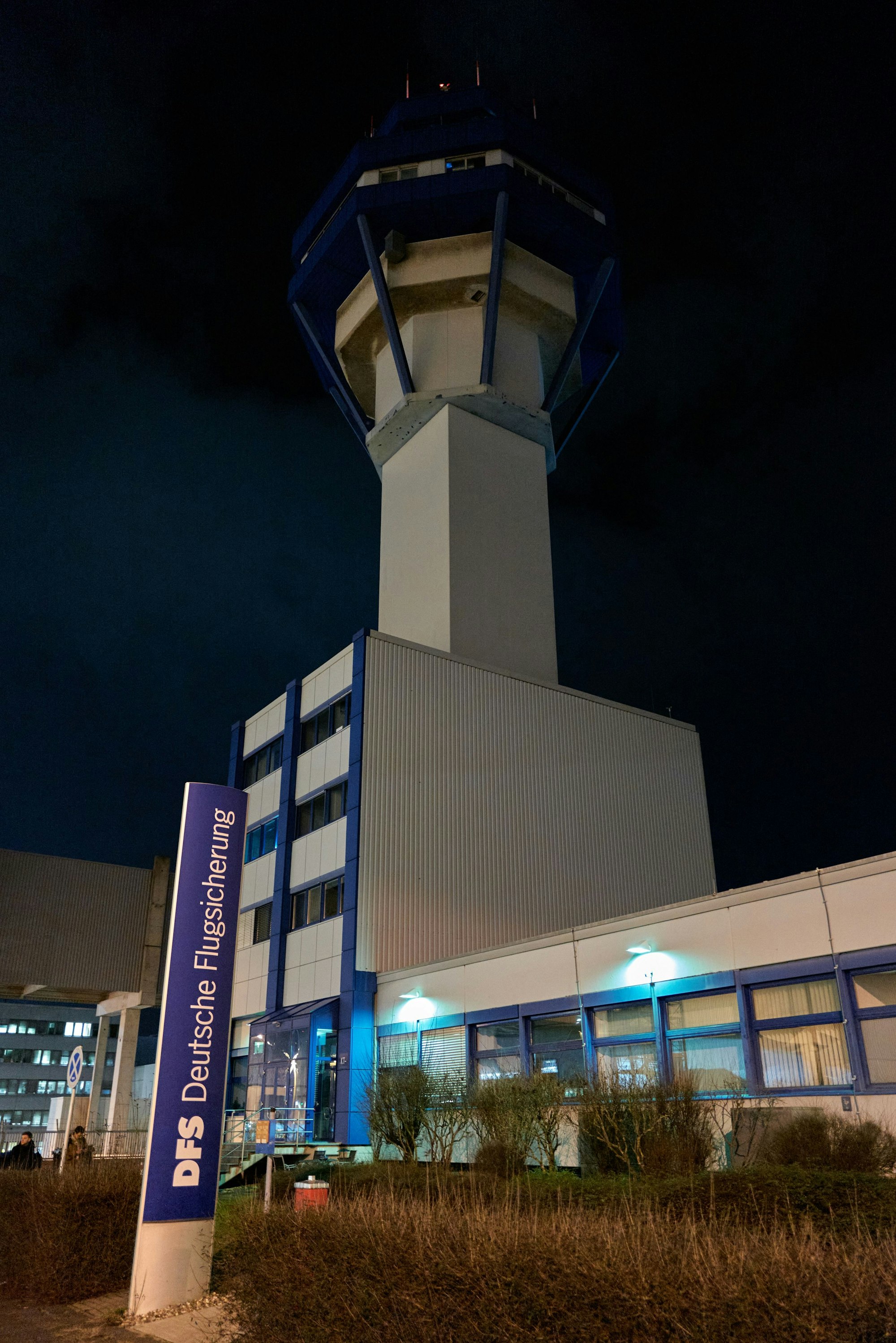 09.02.2023, Flughafen Köln-Bonn: Wir dokumentieren, was nachts auf dem Flughafen passiert. Der „neue“ Tower der DFS, Deutsche Flugsicherung. Foto: Christian Festag