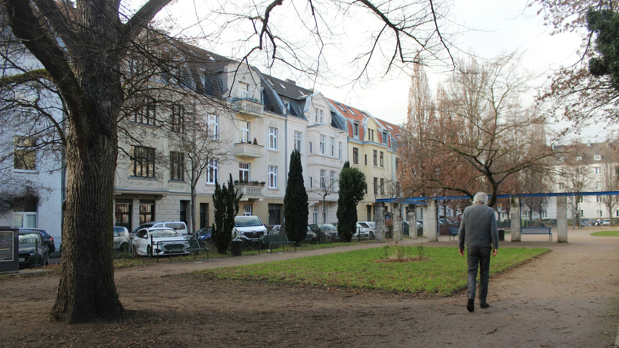 Der Erzbergerplatz in Köln-Nippes mit einem Fußgänger.