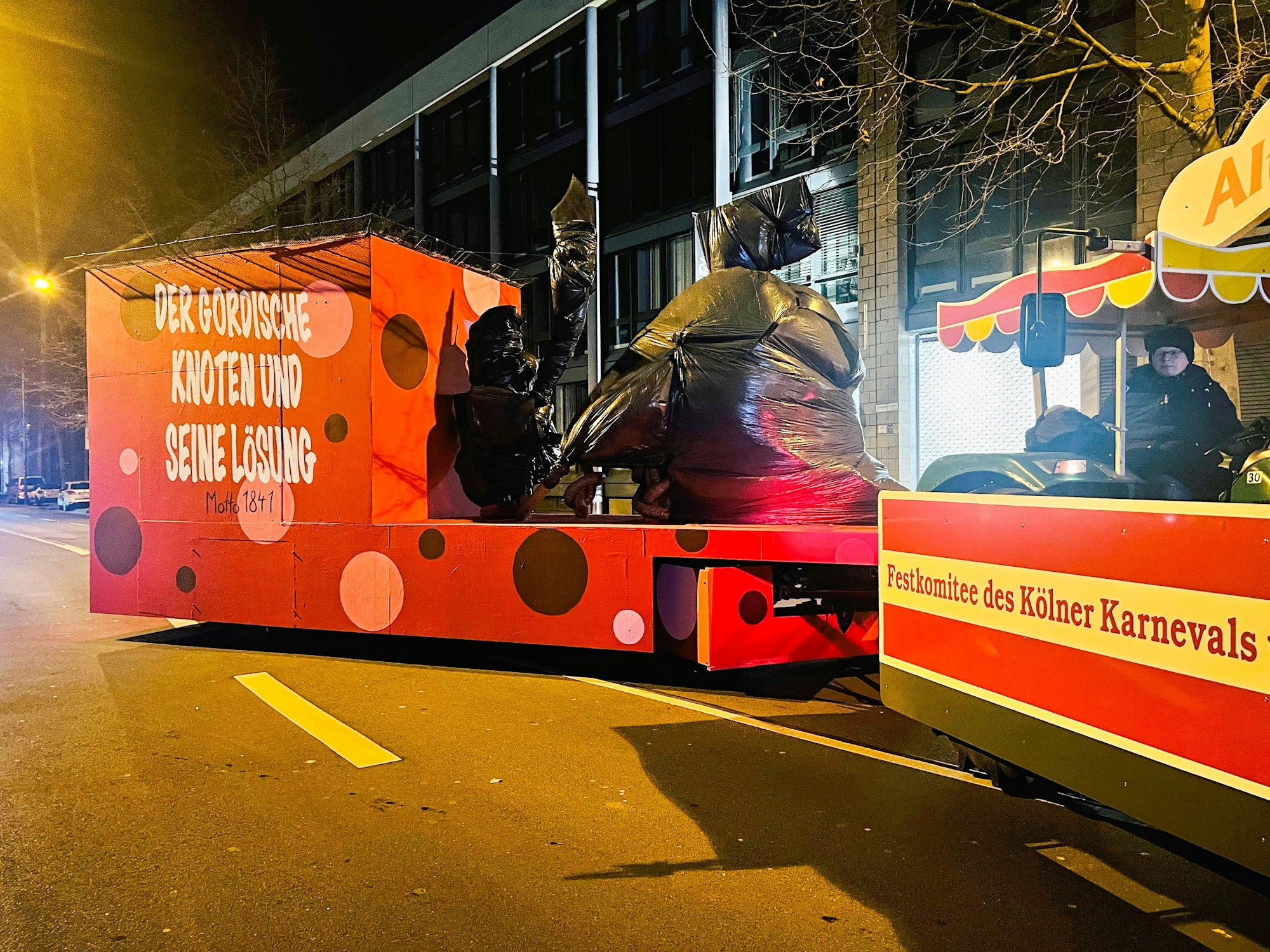 Ein Persiflagewagen des Kölner Rosenmontagszuges