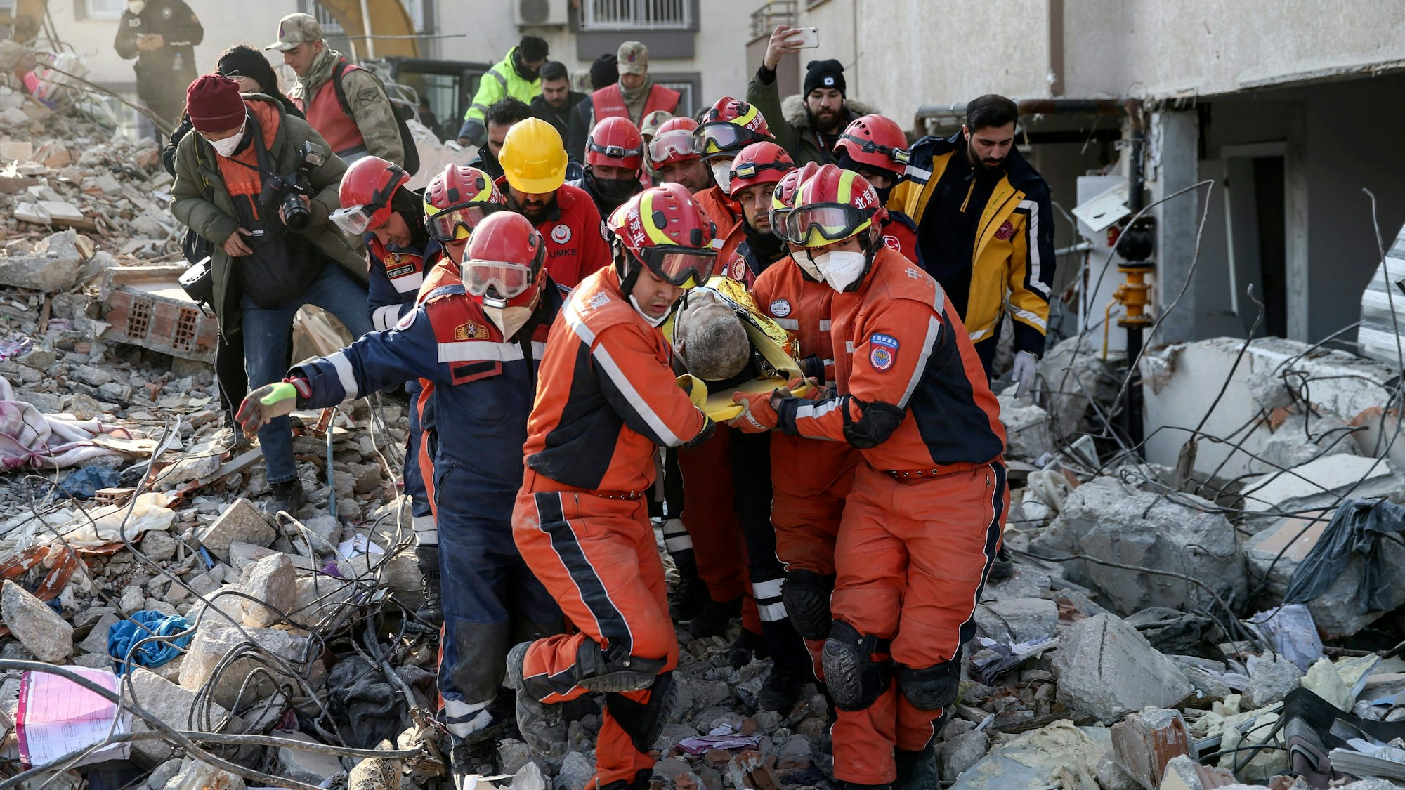 Rettungskräfte bergen einen syrischen Migranten aus den Trümmern eines zerstörten Gebäudes.