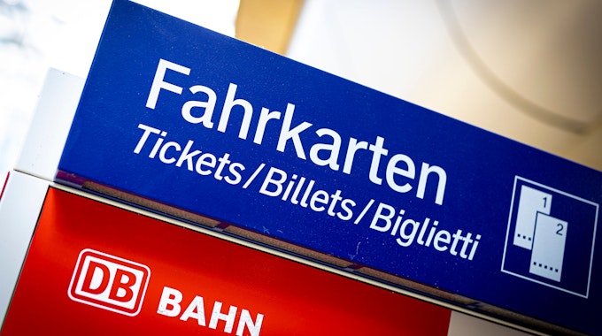 Ein Fahrkartenautomat der Deutschen Bahn steht im Hauptbahnhof in Hannover.
