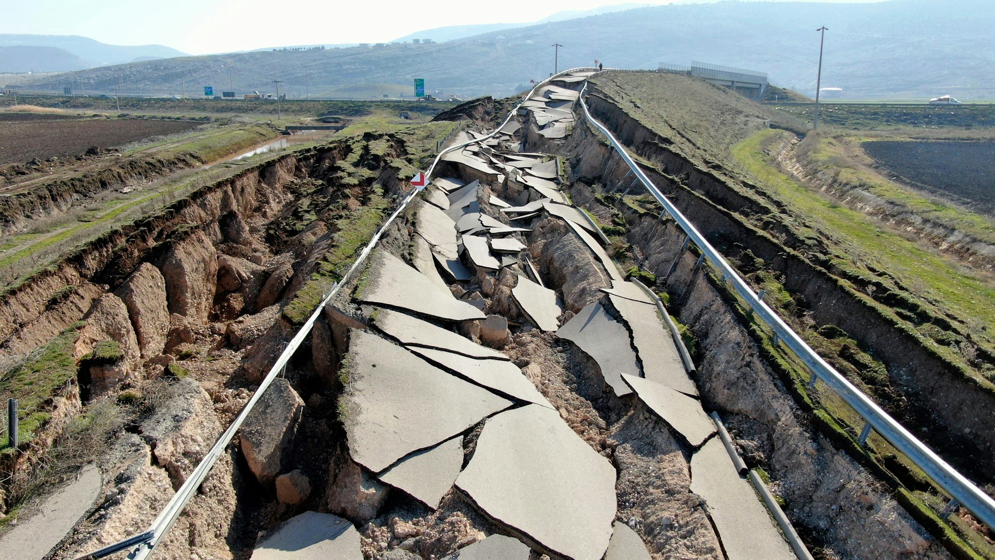 Türkei, Koseli: Eine Straße ist nach dem verheerenden Erdbeben vom 06.02.2023 übersäht von Rissen.