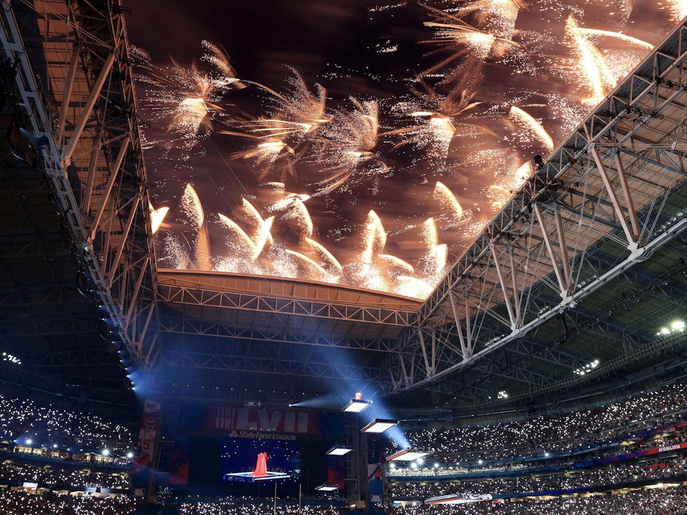 Bei der Halftime-Show würde oberhalb des Stadions ein großes Feuerwerk gezündet.