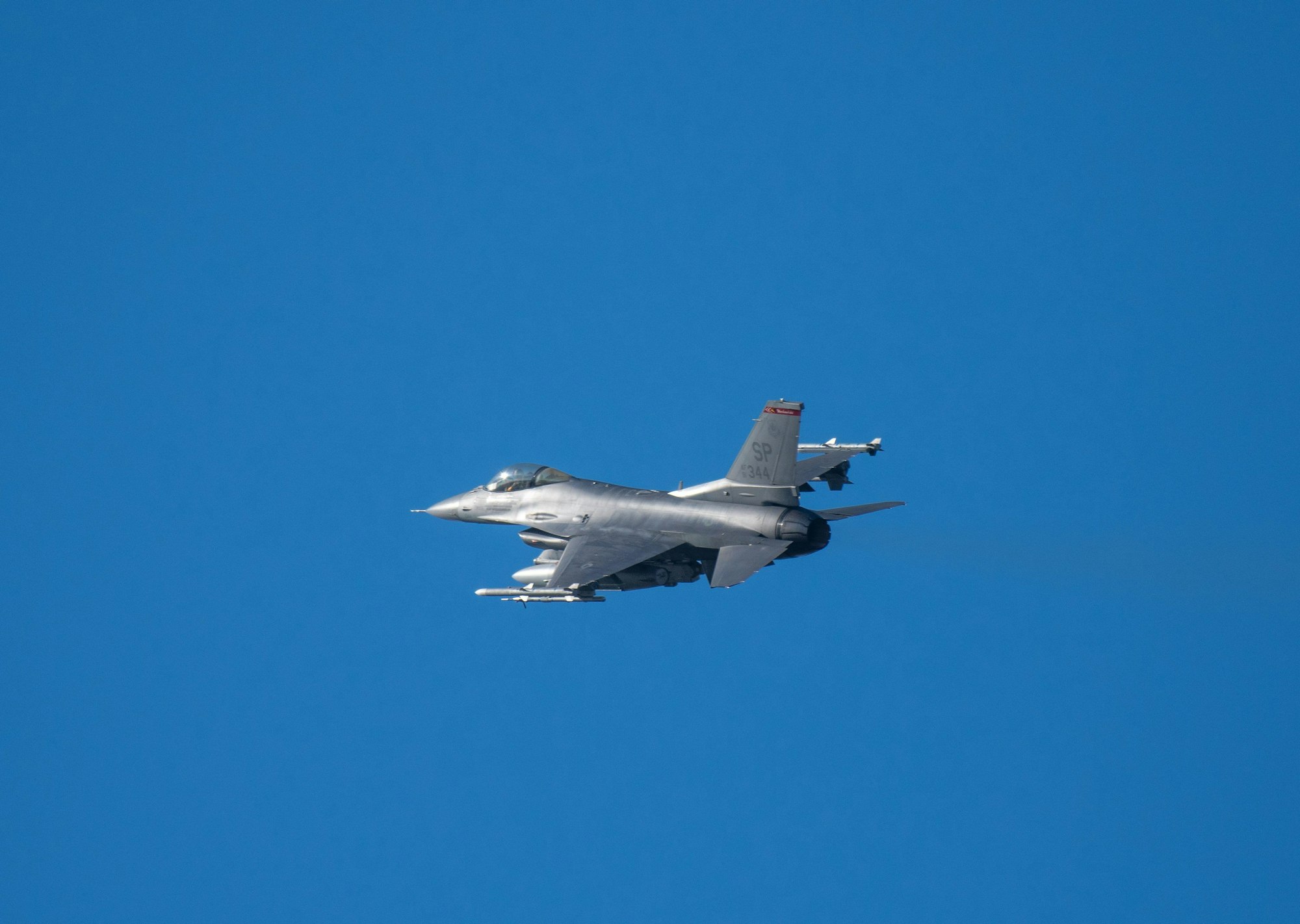 Ein Kampfflugzeug vom Typ F-16 fliegt am 23. Februar 2022 über der Eifel bei Spangdahlem.