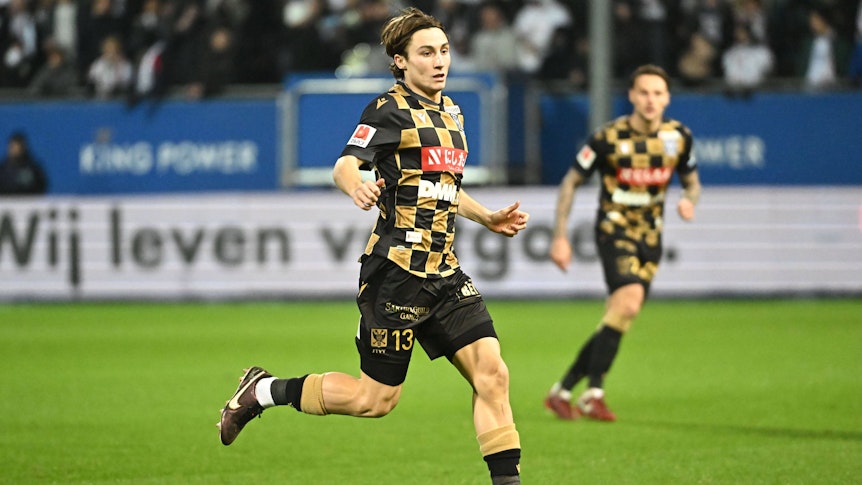 Reitz Reitz spielt am 28. Januar 2023 in der ersten belgischen Liga für VV St. Truiden gegen Leuven. Reitz trägt ein gelb-schwarzes Trikot.