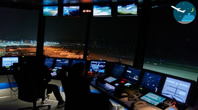 09.02.2023, Flughafen Köln-Bonn: Wir dokumentieren, was nachts auf dem Flughafen passiert. Blick in den Tower und auf das Flugvorfeld. Foto: Christian Festag