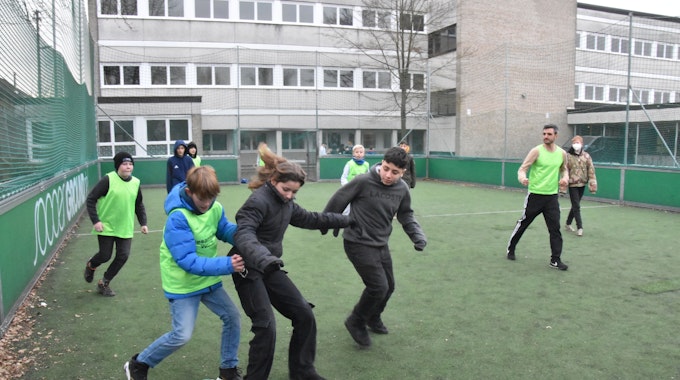 Kinder spielen gemeinsam Fußball