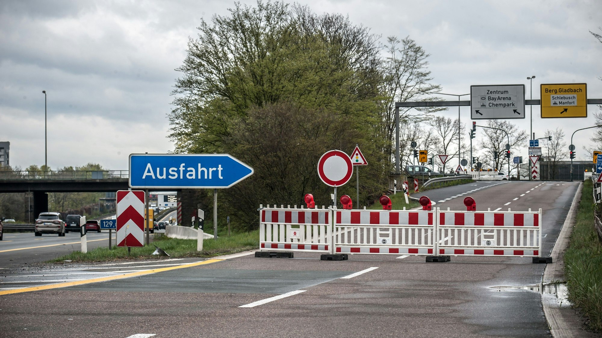 An der Ausfahrt Leverkusen-Zentrum der A3 in Richtung Frankfurt stehen Straßensperren.