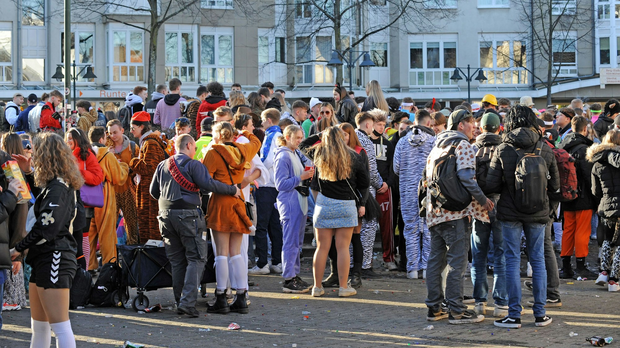 Karneval in Leverkusen: Jugendliche am Lindenplatz in Schlebusch.