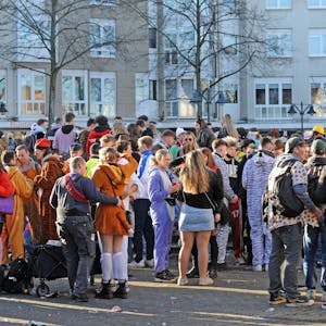 Karneval in Leverkusen: Jugendliche am Lindenplatz in Schlebusch.