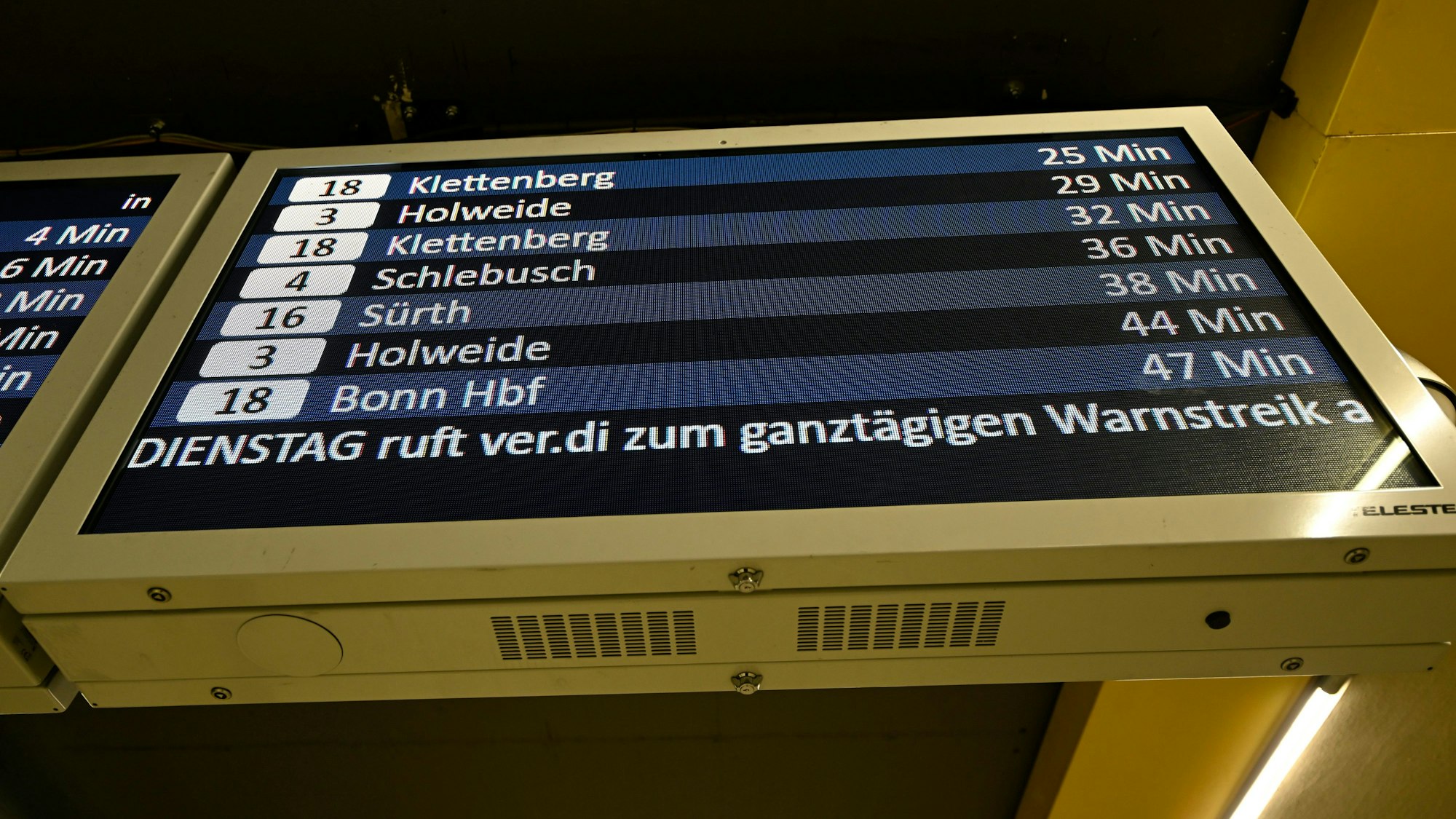 Die Anzeigetafeln der Kölner Verkehrsbetriebe (KVB) zeigen an, dass die Gewerkschaft Verdi für Dienstag, den 14. Februar, zu einem Warnstreik bei der KVB aufgerufen hat.