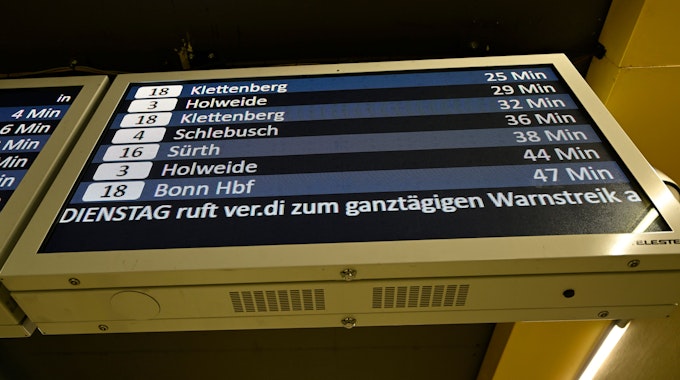 Die Anzeigetafeln der Kölner Verkehrsbetriebe (KVB) zeigen an, dass die Gewerkschaft Verdi für Dienstag, den 14. Februar, zu einem Warnstreik bei der KVB aufgerufen hat.&nbsp;