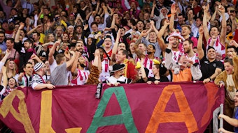 Verkleidete Fans mit Spielern nach Sieg der Telekom Baskets Bonn vs. JobStairs GIESSEN 46ers im Februar 2020.