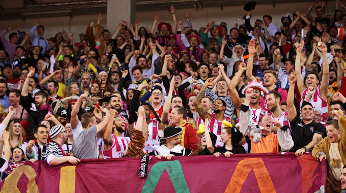 Verkleidete Fans mit Spielern nach Sieg der Telekom Baskets Bonn vs. JobStairs GIESSEN 46ers im Februar 2020.