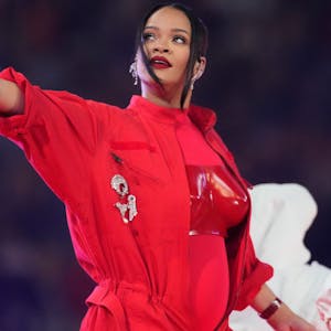 Rihanna tritt während der Halbzeitshow des Super Bowl im State Farm Stadium in Glendale, Arizona auf. Sie trägt einen hellroten Anzug mit dunkelroter Brustplatte.&nbsp;