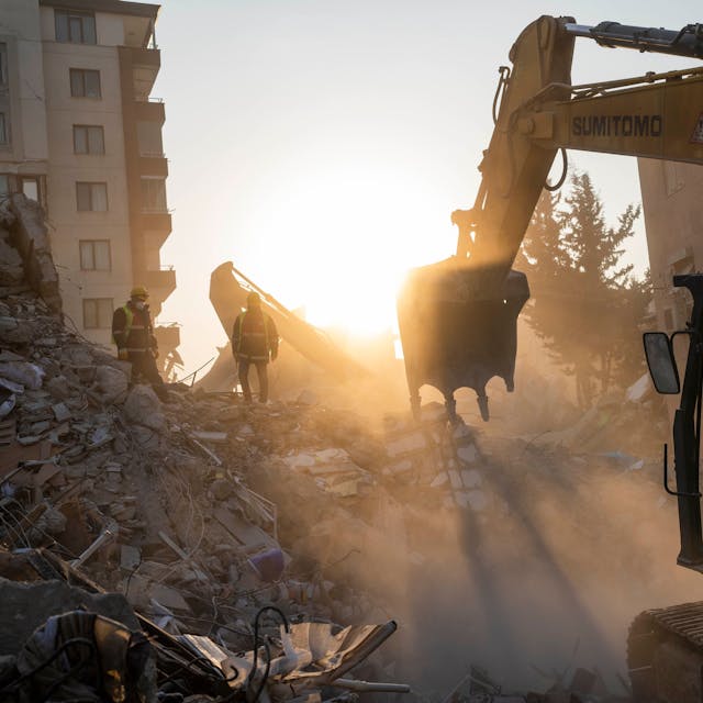 Mitglieder einer Such- und Rettungsaktion arbeiten an einem Gebäude, das während des Erdbebens in der Türkei zerstört wurde.