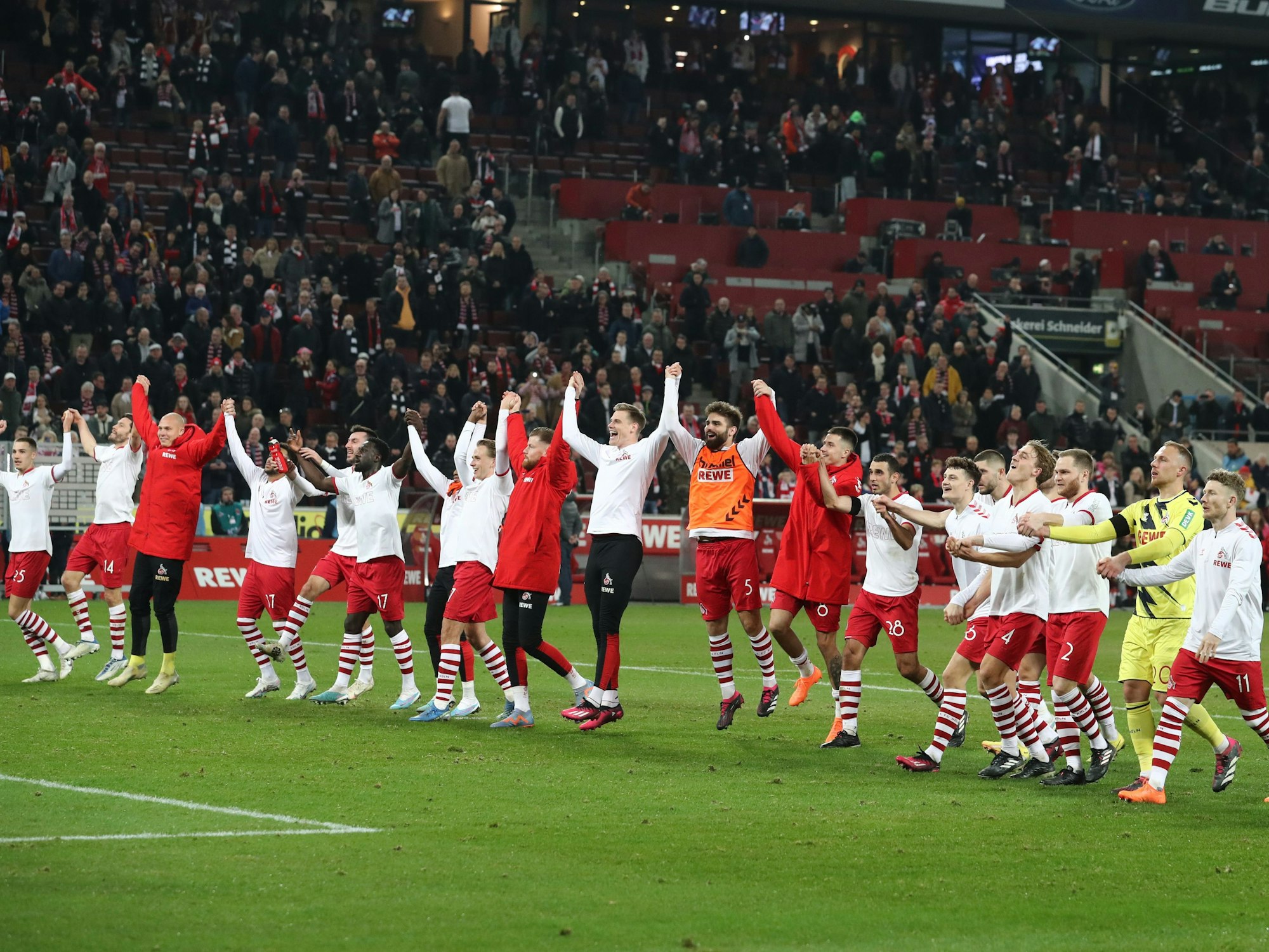 Die FC-Profis feiern vor der Kurve den Sieg gegen Frankfurt.