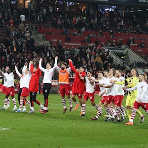 Die FC-Profis feiern vor der Kurve den Sieg gegen Frankfurt.