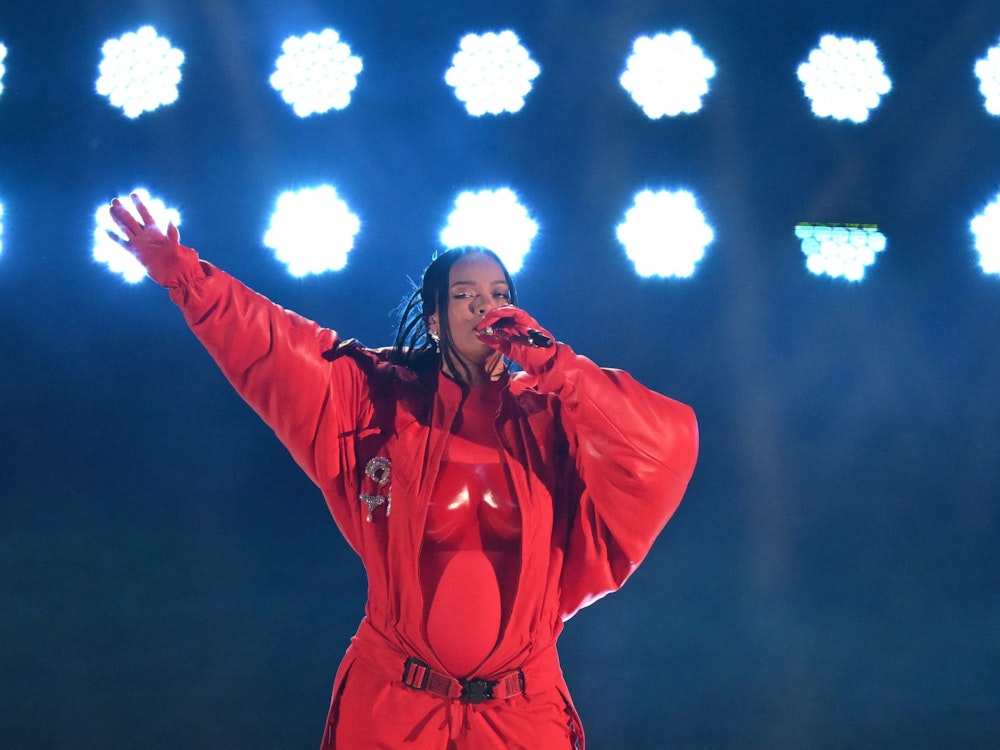 Rihanna performt mit schwangerem Bauch bei der Halftime-Show beim Super Bowl.