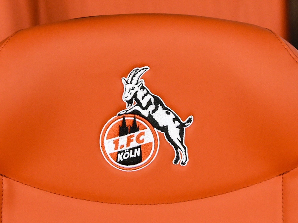 Kölner Dom und Geißbock als Wappen des 1. FC Köln auf der Bestuhlung im Franz-Kremer-Stadion, Symbolfoto.