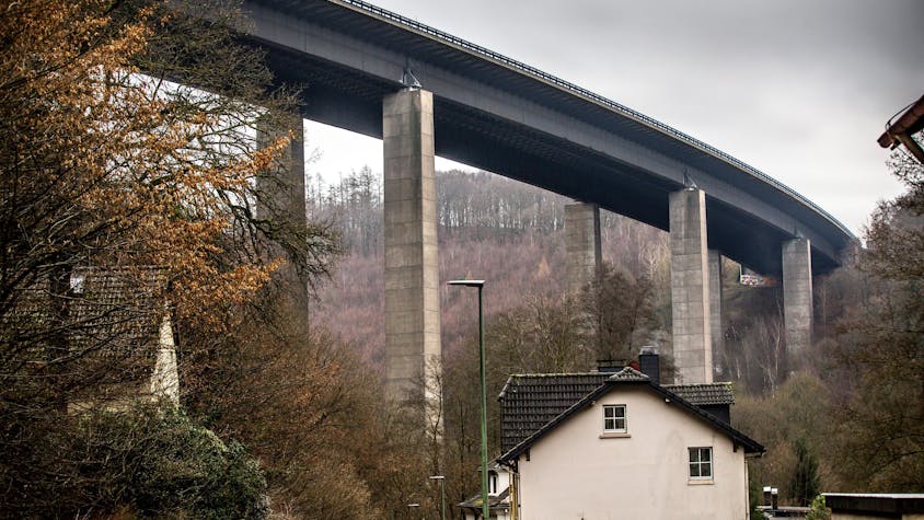 Die gesperrte Talbrücke Rahmede der Autobahn 45 bei Lüdenscheid ist zu sehen in winterlicher Anmutung.&nbsp;