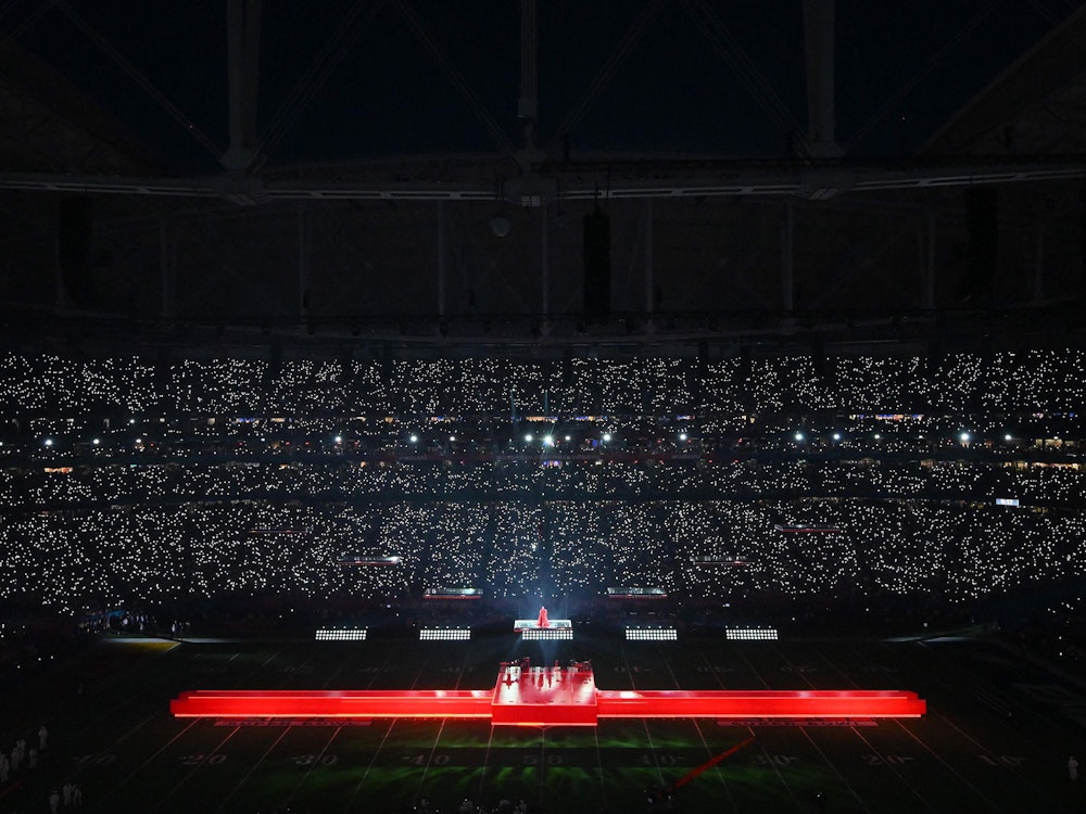 Tausende Handykameras leuchten auf den Zuschauerrängen bei der Halftime-Shown von Rihanna.