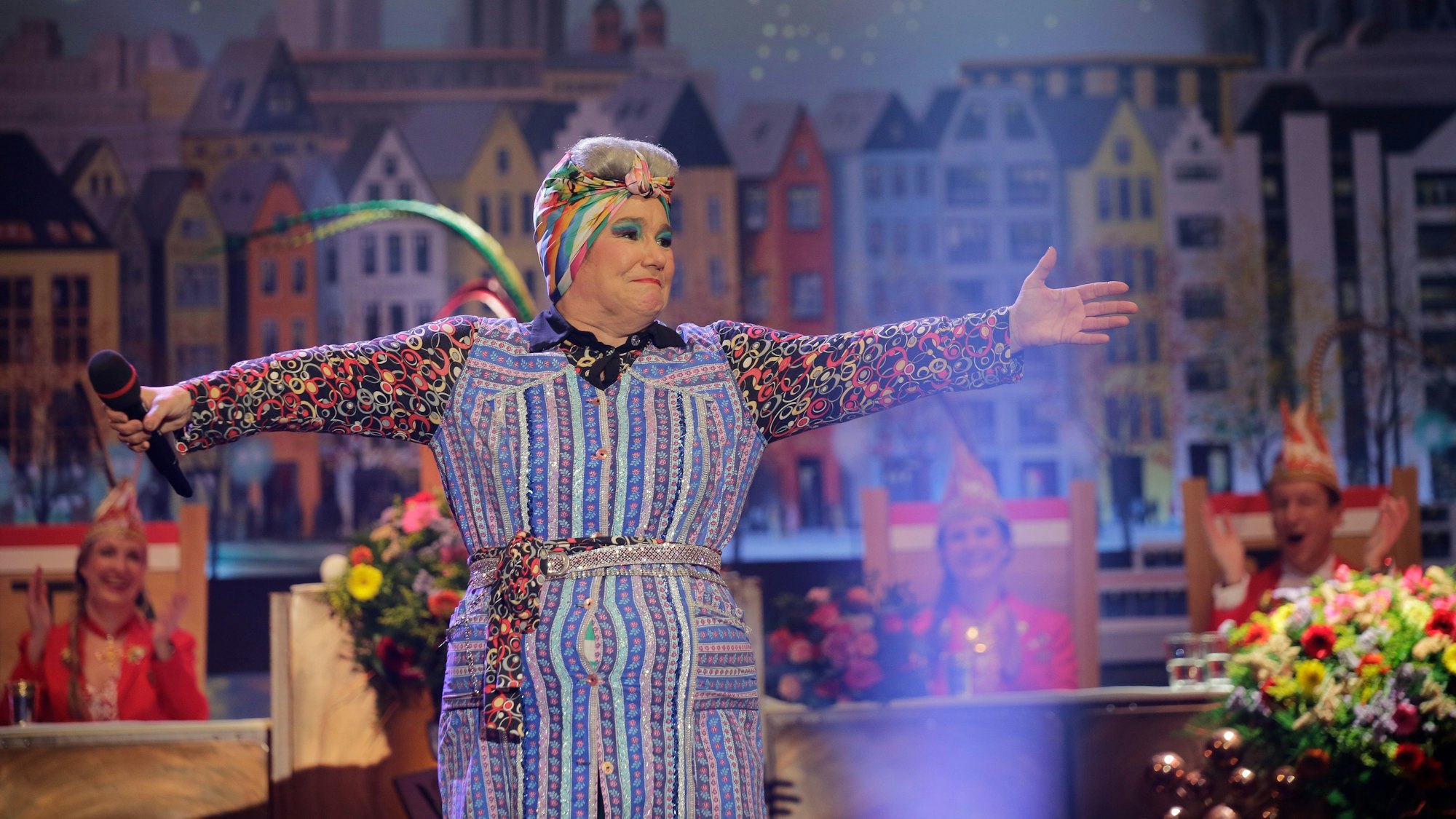 Achnes Kasulke steht im Kostüm bei der ARD Fernsehsitzung Gürzenich auf der Bühne-