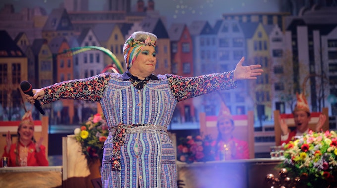 Achnes Kasulke steht im Kostüm bei der ARD Fernsehsitzung Gürzenich auf der Bühne-