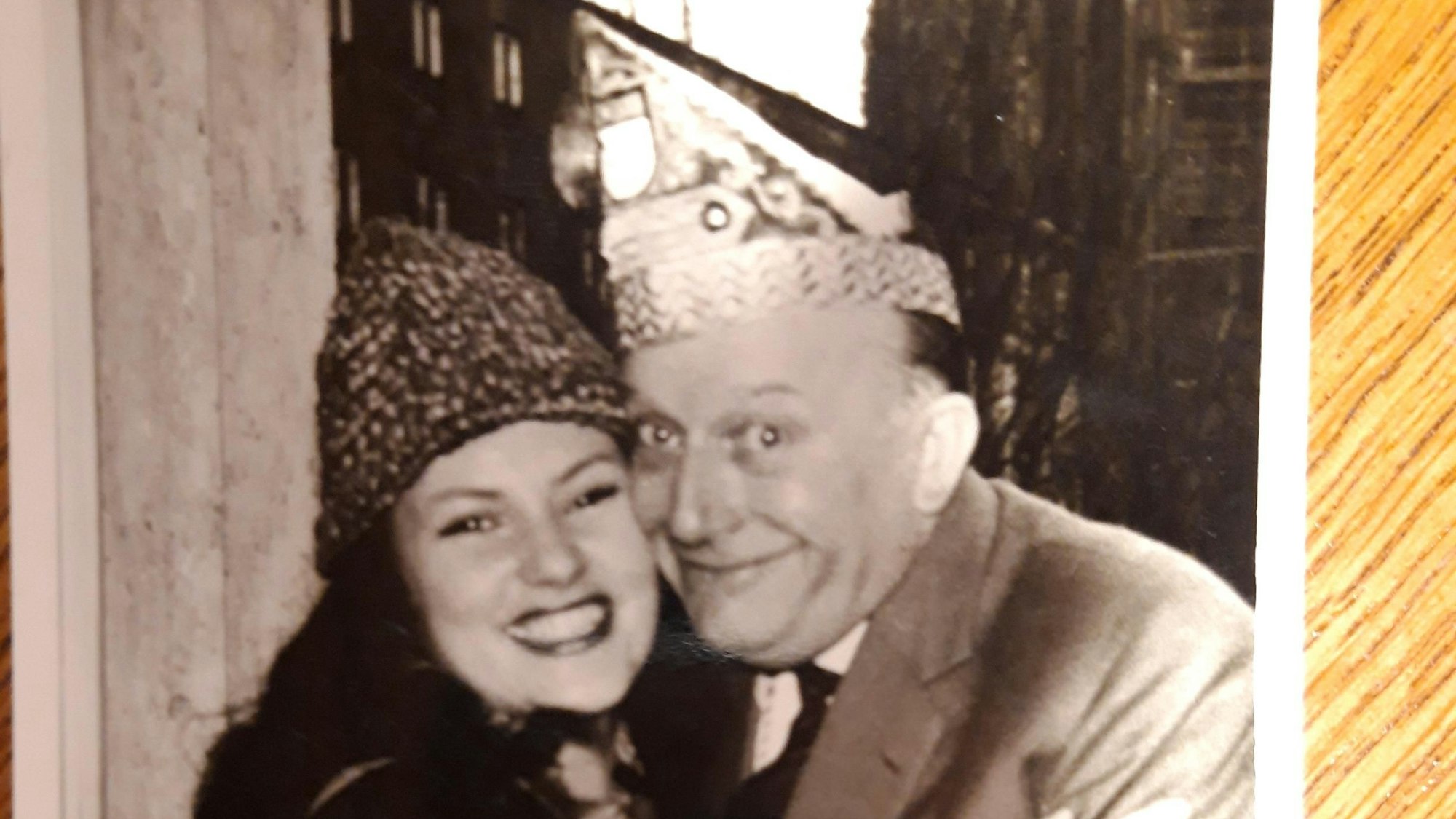 Melitta Erven mit Karl Berbuer auf einer Karnevalsparty in den frühen 50er Jahren – sie umarmen sich und lächeln in die Kamera.