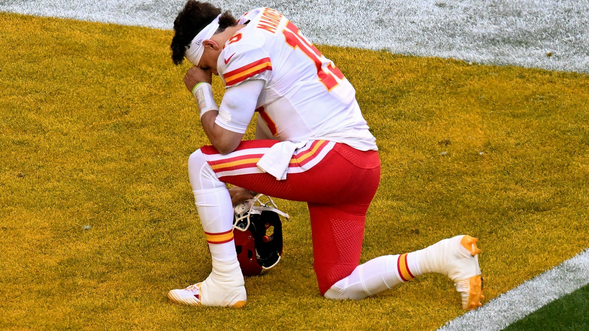 Quarterback Patrick Mahomes, Spieler der Kansas City Chiefs, erlaubt sich eine kleine Pause.