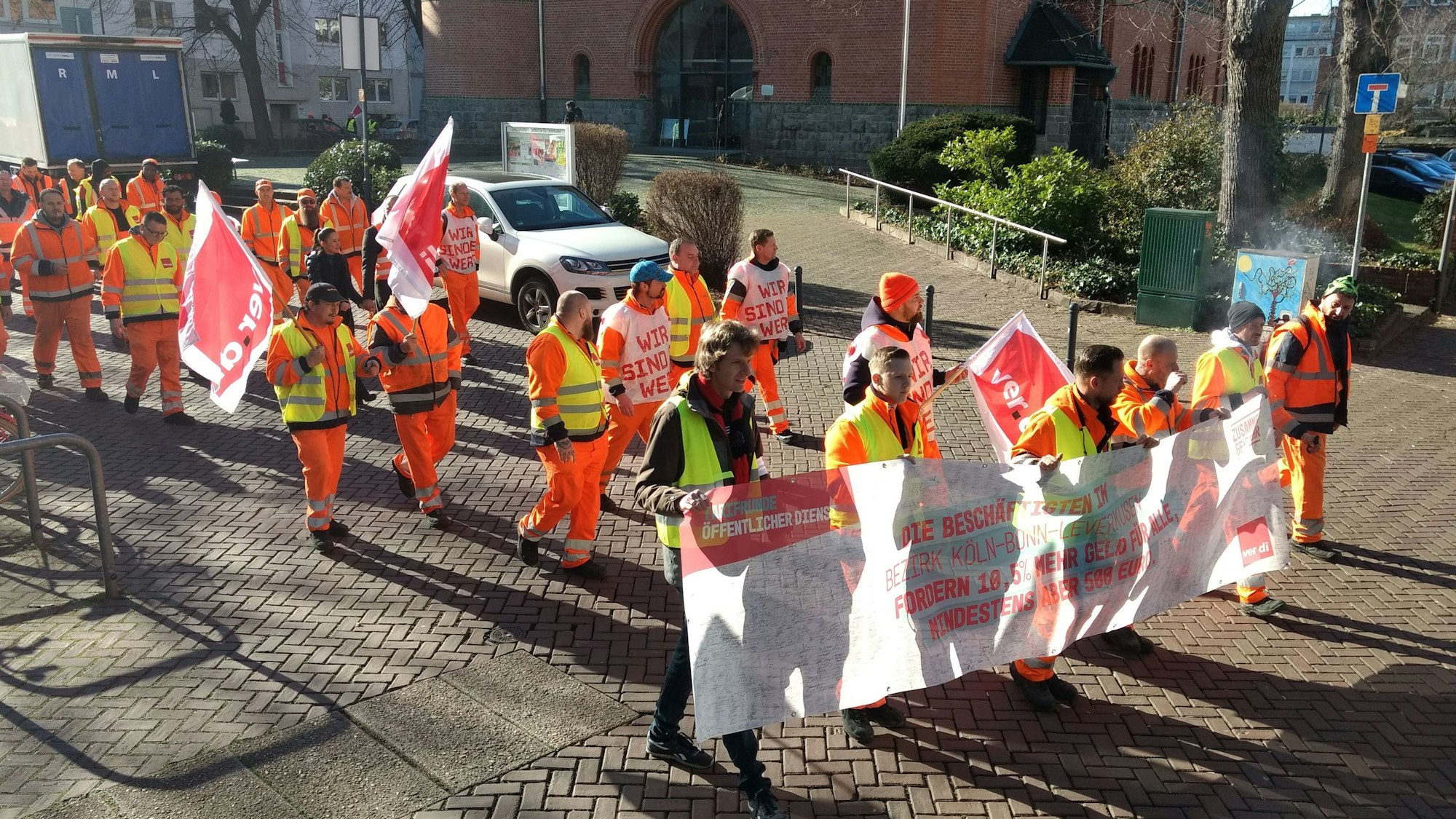 Mitarbeiter des Öffentlichen Dienstes in Leverkusen bei einer Streik-Demonstration