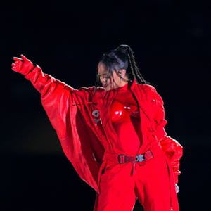 Rihanna begeisterte in der Super-Bowl-Pause musikalisch, aber auch mit einer privaten Neuigkeit.