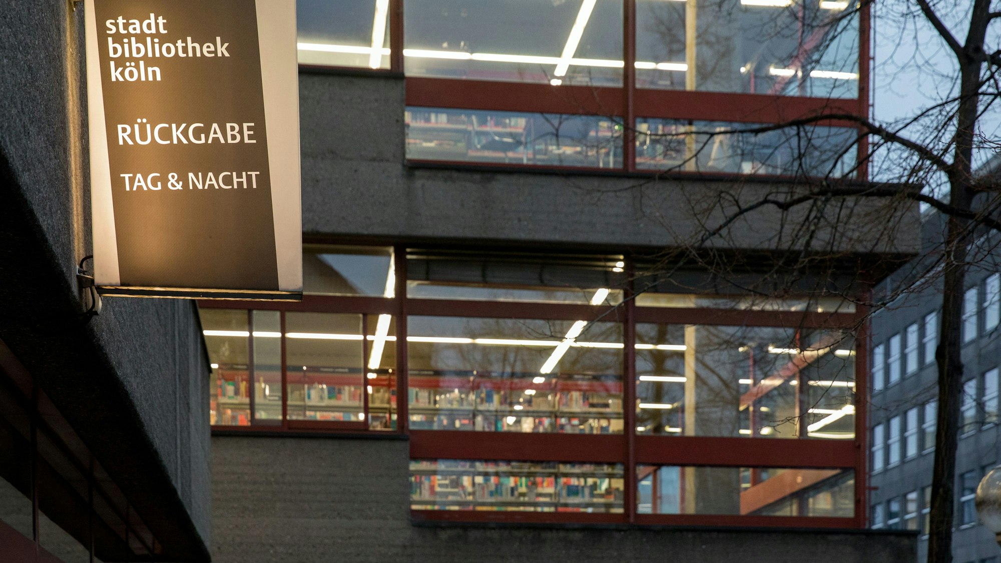 Das Bild zeigt die Außenansicht der Zentralbibliothek am Neumarkt.