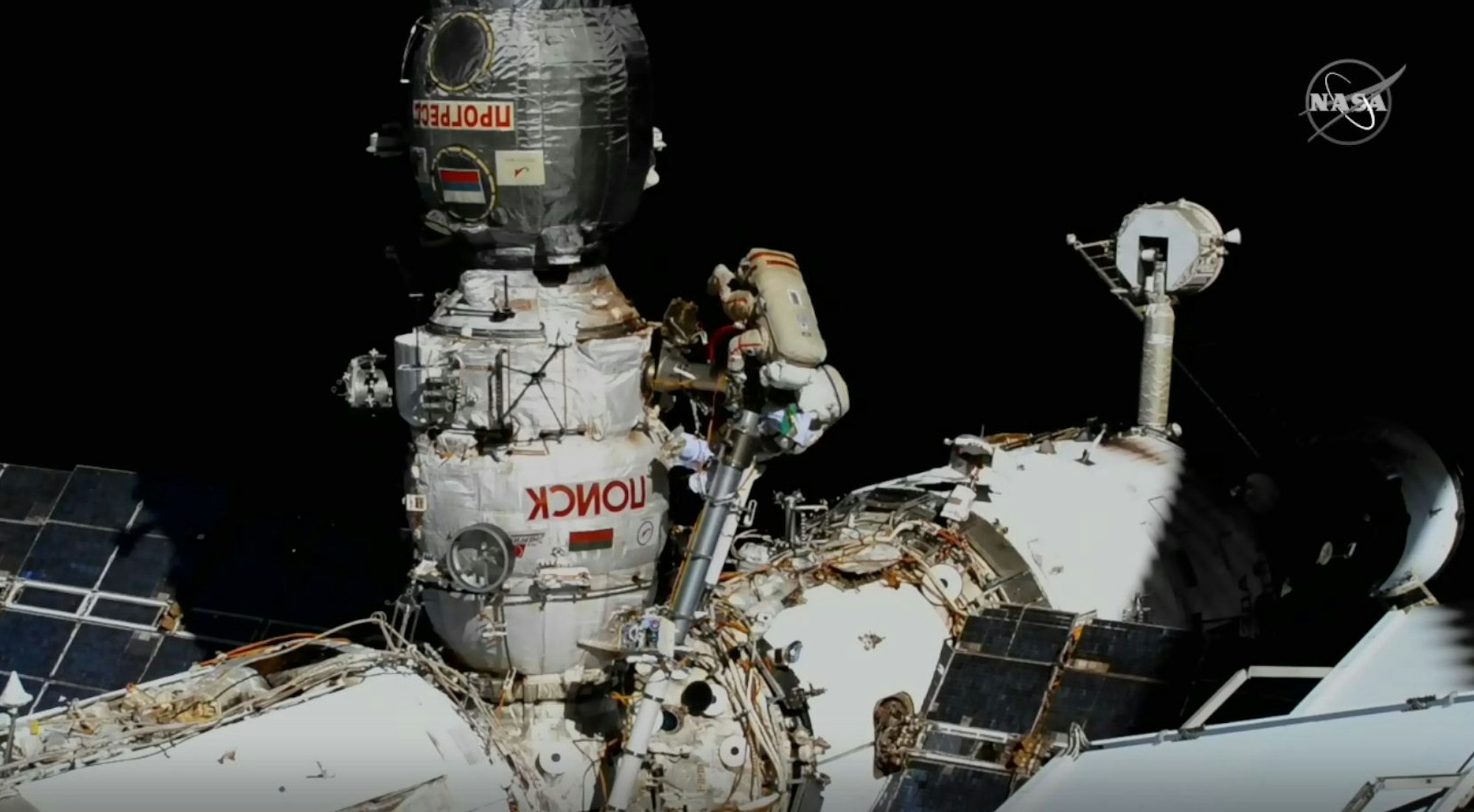 Der russische Kosmonaut Oleg Artemjew und seine italienische Kollegin Samantha Cristoforetti arbeiten bei einem Außeneinsatz an der Raumstation ISS.