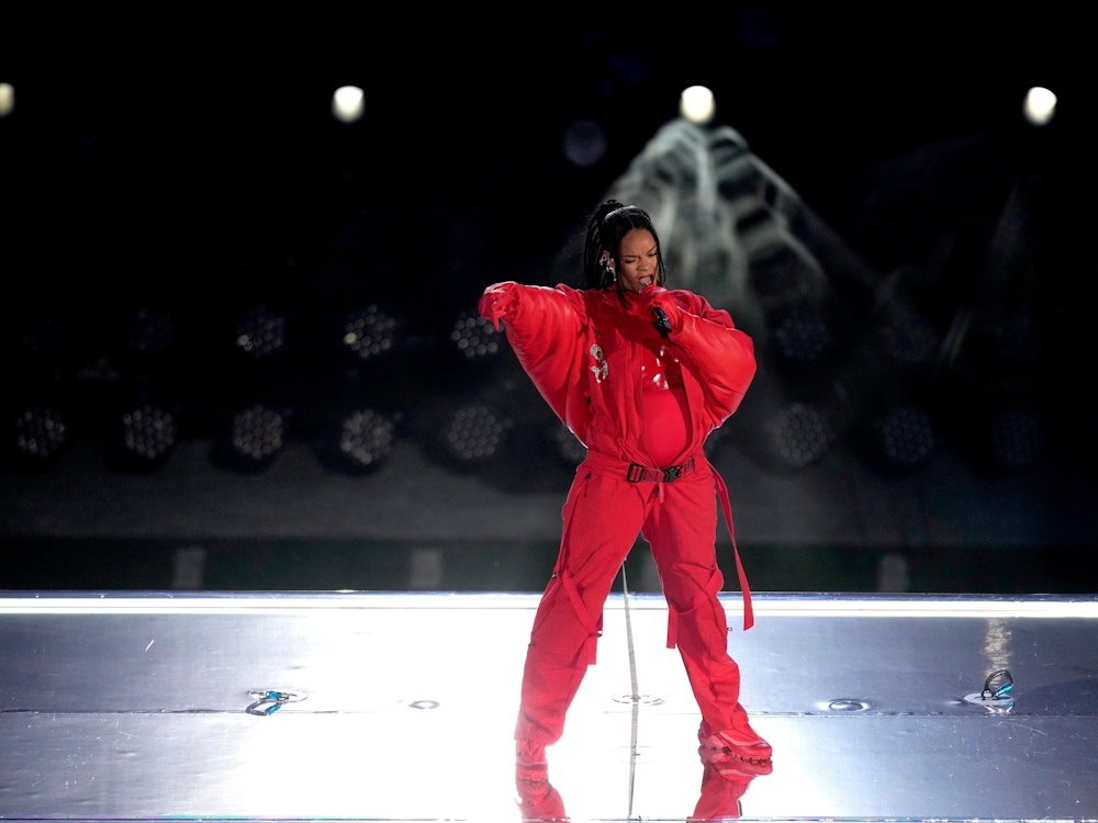 Rihanna alleine auf der Bühne und komplett in Rot, singt ihre Songs bei der Super Bowl Halftime-Show