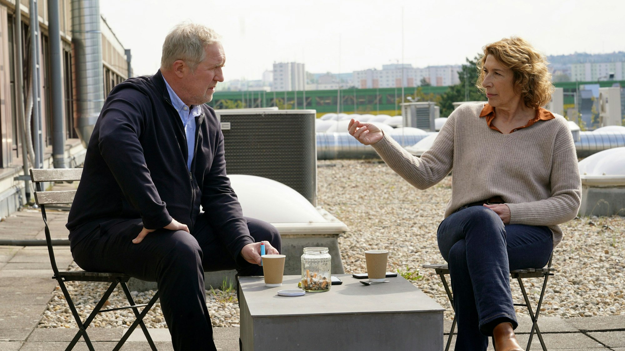 Moritz Eisner (Harald Krassnitzer, li.) und seine Kollegin Bibi Fellner (Adele Neuhauser, re.)
trinken im „Tatort“ einen Kaffee und rauchen eine Zigarette.