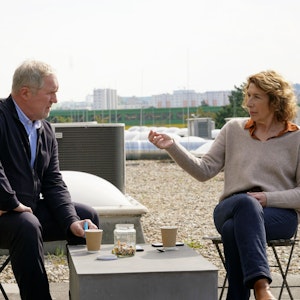 Moritz Eisner (Harald Krassnitzer, li.) und seine Kollegin Bibi Fellner (Adele Neuhauser, re.) trinken im „Tatort“ einen Kaffee und rauchen eine Zigarette.