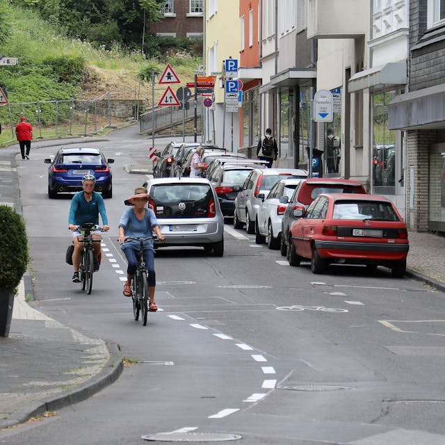 Das Foto zeigt Radfahrende auf der Laurentiusstraße in Bergisch Gladbach