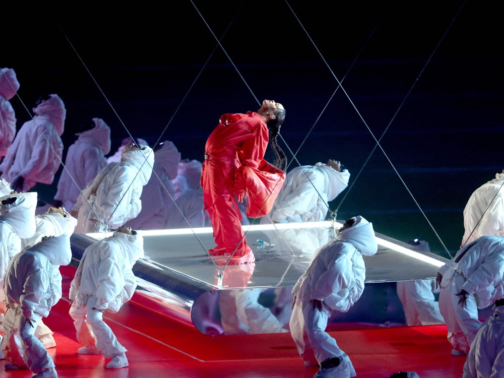 Rihanna und ihre Choreografen lehnen sich beim Auftritt nach hinten und gucken in die Luft.
